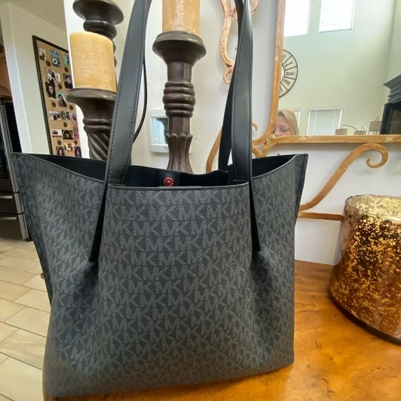 Emilia Large Logo Tote in black MK logo. Excellent condition - Picture 3 of 7